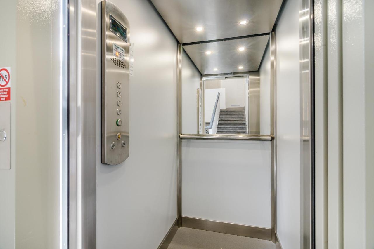 شقة Prague Days - Premium Loft W Terrace - View - Netflix - Ac المظهر الخارجي الصورة